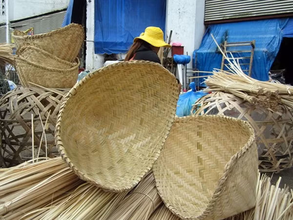 Các sản phẩm đan lát cũng hút khách. Trong ảnh là dụng cụ để hông xôi, có giá 15.000/cái.