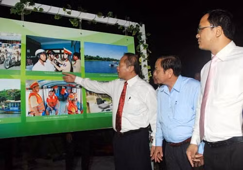 Đông đảo đại biểu, học sinh, sinh viên và người dân TP Cần thơ đến tham quan triển lãm. Đông đảo đại biểu, học sinh, sinh viên và người dân TP Cần thơ đến tham quan triển lãm.