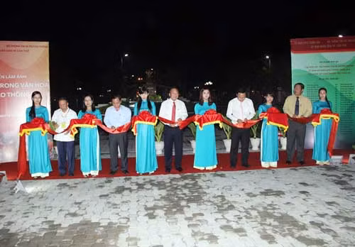 Các đại biểu cắt băng triển lãm hình ảnh về ATGT tại công viên Lưu Hữu Phước. Các đại biểu cắt băng triển lãm hình ảnh về ATGT tại công viên Lưu Hữu Phước.