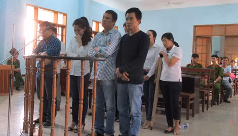 Các bị cáo trong phiên tòa xét xử đường dây mua bán hóa đơn liên tỉnh. Các bị cáo trong phiên tòa xét xử đường dây mua bán hóa đơn liên tỉnh.
