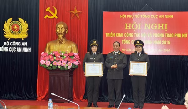 Thiếu tướng Bùi Mậu Quân, Phó Tổng cục trưởng Tổng cục An ninh trao Bằng khen tặng các cá nhân có thành tích xuất sắc.