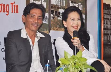 Diễn viên Thương Tín và diễn viên Diễm My tại buổi ra mắt cuốn hồi ký.