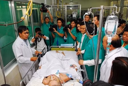 Thăm hỏi các nạn nhân bị thương nặng trên giường bệnh