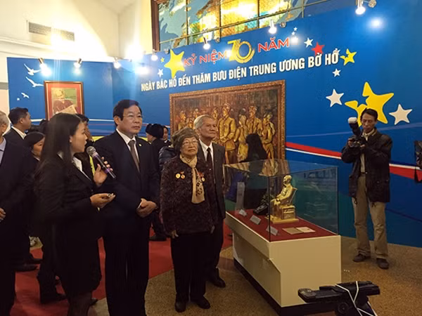 Bộ trưởng Nguyễn Bắc Son và đại biểu dự Lễ kỷ niệm tham quan khu trưng bầy.