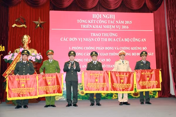 Thứ trưởng Bùi Văn Nam trao Cờ thi đua của Bộ Công an tặng các đơn vị có thành tích xuất sắc.