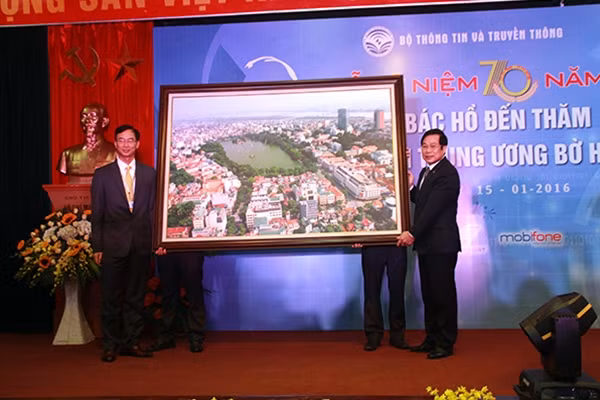 Thiếu tướng Nguyễn Văn Cương, Trưởng Ban quản lý lăng Chủ tịch Hồ Chí Minh, Tư lệnh Bộ tư lệnh bảo vệ lăng Chủ tịch Hồ Chí Minh trao tặng tượng Bác Hồ cho VNPT và Bưu điện Hà Nội