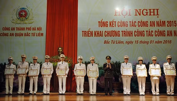 Trao bằng khen tặng các cá nhân có thành tích xuất sắc quận Bắc Từ Liêm.