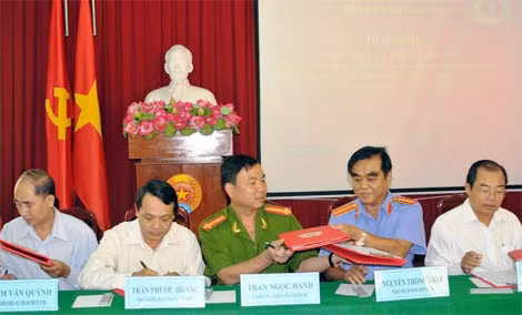 Lãnh đạo các đơn vị ký kết quy chế phối hợp trong việc giải quyết tố giác, tin báo tội phạm.