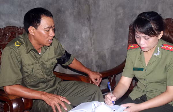 Phóng viên Báo CAND trao đổi với đồng chí Trưởng Công an xã.