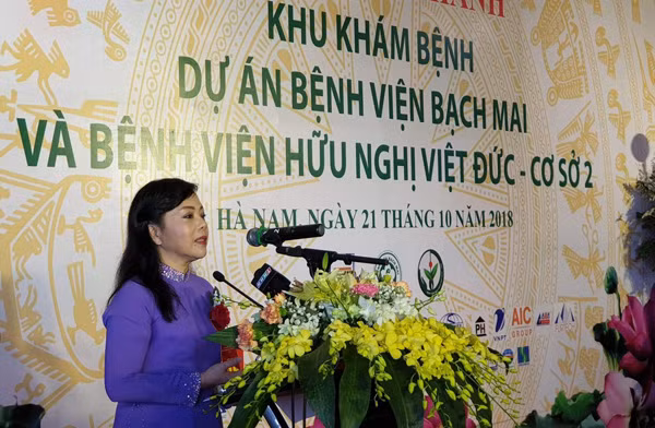 Bộ trưởng Bộ Y tế Nguyễn Thị Kim Tiến báo cáo việc xây dựng 2 cơ sở của 2 Bệnh viện.