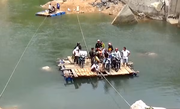 Mỗi ngày, hàng trăm lượt người đi bè gỗ qua suối.