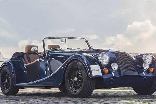 Mẫu xe Morgan Plus4 sẽ có vô lăng bọc da ốp gỗ Moto-Lita, nội thất bọc da Yarwood, mui xe làm từ vải mohair, ghế thể thao.