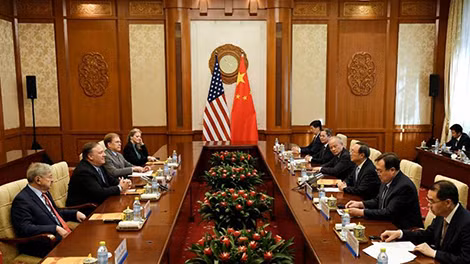Đại diện phái đoàn Mỹ và Trung Quốc trong một phiên họp. Ảnh: Al Jazeera.