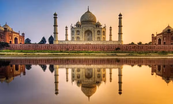 Được UNESCO công nhận là Di sản thế giới, lăng Taj Mahal được hoàn thành sau 22 năm khởi công xây dựng (1632-1653). Được UNESCO công nhận là Di sản thế giới, lăng Taj Mahal được hoàn thành sau 22 năm khởi công xây dựng (1632-1653).