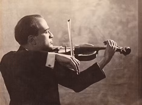 Nghệ sĩ Joshua Bell chìm đắm trong cảm xúc khi chơi cây Gibson ex-Huberman Stradivarius.