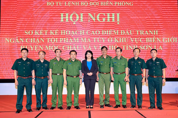 Quyền Chủ tịch nước Đặng Thị Ngọc Thịnh dự Hội nghị sơ kết kế hoạch cao điểm đấu tranh ngăn chặn tội phạm ma túy ở khu vực biên giới 2 huyện Mộc Châu, Vân Hồ (tỉnh Sơn La). Quyền Chủ tịch nước Đặng Thị Ngọc Thịnh dự Hội nghị sơ kết kế hoạch cao điểm đấu tranh ngăn chặn tội phạm ma túy ở khu vực biên giới 2 huyện Mộc Châu, Vân Hồ (tỉnh Sơn La).