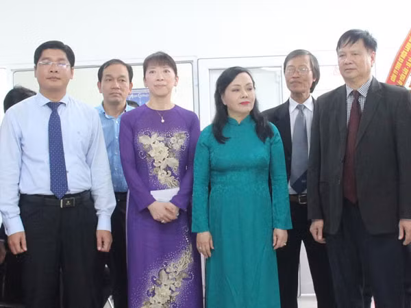 Bà Kazuyo Watanabe (người thứ tư từ phải sang) đã có nhiều đóng góp giúp đỡ trẻ em mắc bệnh ung thư điều trị tại Bệnh viện T.Ư Huế.