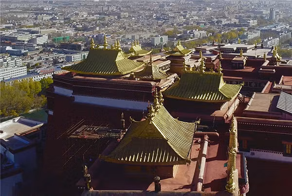 Trong đó, Bạch Cung là nơi đặt ngai vàng của Đức Đạt Lai Lạt Ma và cũng là nơi ở của ngài. Trong khi đó, Hồng Cung là nơi có các bảo tháp mạ vàng của các Đạt Lai Lạt Ma.
