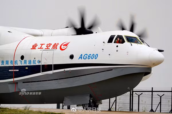 Màn cất cánh thử nghiệm trên mặt nước của thuỷ phi cơ AG600 lần đầu tiên được thực hiện thành công tại một hồ nước nhân tạo ở Kinh Môn, Hồ Bắc, Trung Quốc.