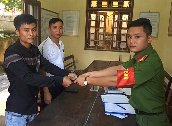 Cơ quan Công an trao trả tài sản cho anh Trần Văn Kiên.