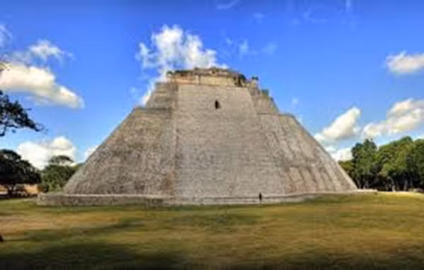 Vào thời xưa, Uxmal là một trong những thành phố lớn nhất trên Bán đảo Yucatan. Vào thời kỳ phát triển hưng thịnh, Uxmal là nơi sinh sống của của khoảng 25.000 người Maya.