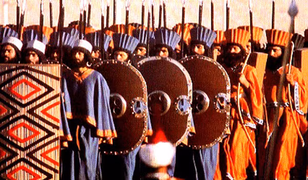 Theo sử gia Hy Lạp Herodotus, binh sĩ dưới thời Achaemenid được huấn luyện nghiêm khắc và trở thành những chiến binh xuất sắc.