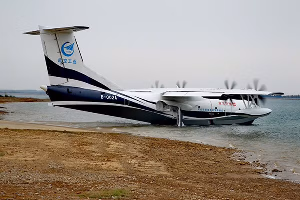 Được thiết kế bởi Tập đoàn Công nghiệp Hàng không Trung Quốc AVIC, AG600 là siêu thuỷ phi cơ lớn nhất thế giới từng được chế tạo tính tới thời điểm hiện tại.
