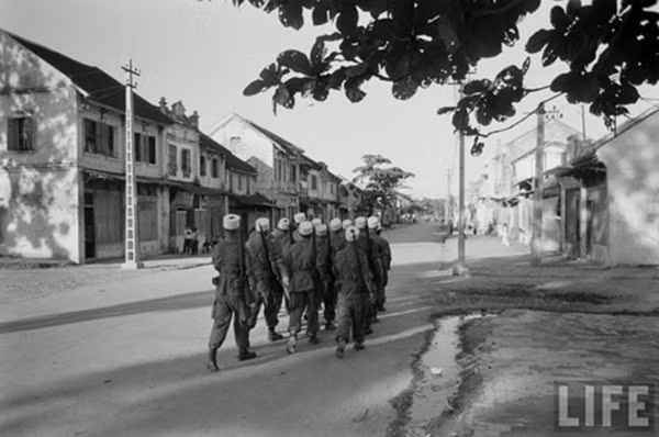 Tốp lính Pháp di chuyển qua một góc phố tuyệt đẹp của Hà Nội.