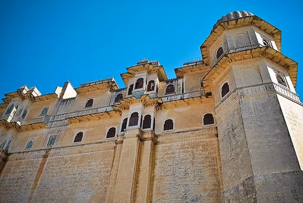 Được xây dựng vào thế kỷ 15 và mở rộng vào thế kỷ 18, pháo đài Kumbhalgarh do Rana Kumbha, người cai trị vương quốc Mewar của miền tây Ấn Độ. Tuy nhiên, đây chỉ là 1 trong 32 pháo đài đã được Rana Kumbha xây dựng trong thời kỳ ông cai trị.