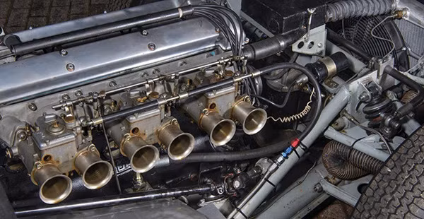 Lister-Jaguar 1959 được trang bị động cơ 3.8L.