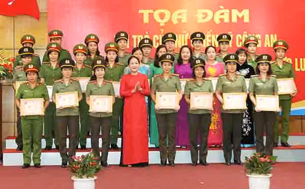 Tặng kỷ niệm chương cho các đồng chí có nhiều đóng góp cho phong trào phụ nữ Công an tỉnh Quảng Bình.
