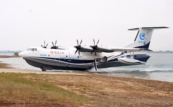 AG600 lặng lẽ leo lên bờ sau khi kết thúc bài bay thử nghiệm.