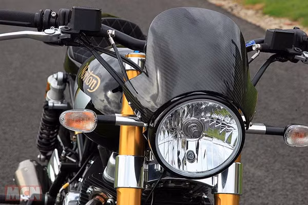 Bất ngờ hơn khi mẫu môtô này được thiết kế theo ý tưởng chiếc Harley-Davidson XR750 Flat Tracker nhưng khi hoàn thành nó lại khiến ai ai cũng gợi nhớ đến mẫu roadster "cơ bắp" trong thập niên 70 của Thế kỷ XX.