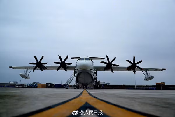 Siêu thuỷ phi cơ này có khả năng chứa 50 hành khách hoặc 12 tấn nước phục vụ cho nhiệm vụ chữa cháy. Chiều dài của máy bay đạt 36,9 mét, sải cánh rộng 38,8 mét và được trang bị 4 động cơ WJ-6 tua-bin do Trung Quốc tự sản xuất.