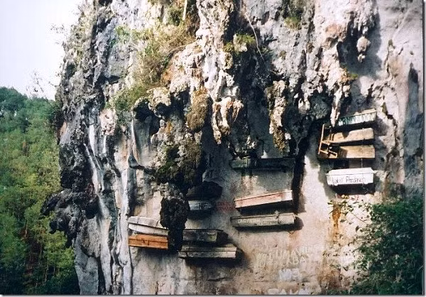 Những cỗ quan tài này có trọng lượng khá nặng. Cho đến nay, các chuyên gia chưa thể lý giải vì sao người xưa có thể di chuyển quan tài chứa thi hài người chết cùng nhiều đồ mai táng có trọng lượng lớn lên những vách núi đá như vậy.