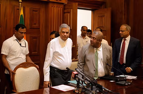 Thủ tướng bị phế truất Ranil Wickremesinghe (người đứng giữa). Thủ tướng bị phế truất Ranil Wickremesinghe (người đứng giữa).
