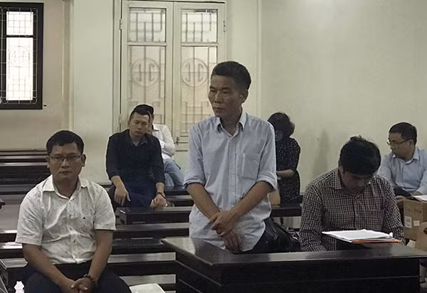 Bị cáo Phú (ngồi hàng đầu, bên phải) và hai đồng phạm tại phiên xử.
