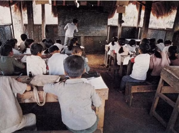 Bên trong một lớp học trường cấp 1 xã Cam Lộc, Quảng Trị năm 1973. Ảnh: Ishikawa Bunyo.