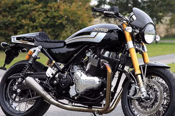 Dựa trên mẫu xe Commando 961 Sport MkII, Henry Cole - MC nổi tiếng trong làng xe môtô thế giới - đã thiết kế lại mà không can thiệp tới khung, các hệ thống điện và thậm chí là cả dung tích bình xăng.