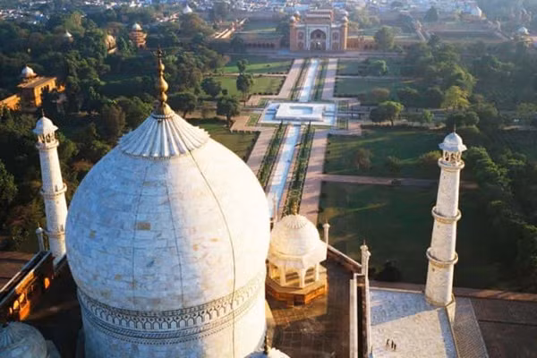 ...trong khi ngọc bích được dùng trong quá trình xây dựng lăng Taj Mahal có nguồn gốc từ Trung Quốc. ...trong khi ngọc bích được dùng trong quá trình xây dựng lăng Taj Mahal có nguồn gốc từ Trung Quốc.