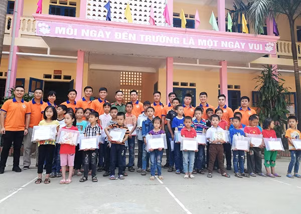Cán bộ Phòng Cảnh sát phòng, chống tội phạm về môi trường dự khởi công nhà văn hoá thôn Nà Khẩu. Cán bộ Phòng Cảnh sát phòng, chống tội phạm về môi trường dự khởi công nhà văn hoá thôn Nà Khẩu.