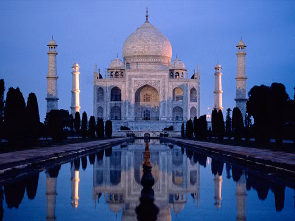 Theo ước tính, để hoàn thành lăng Taj Mahal, khoảng 20.000 người đã làm việc suốt ngày đêm trong hơn 2 thập kỷ. Theo ước tính, để hoàn thành lăng Taj Mahal, khoảng 20.000 người đã làm việc suốt ngày đêm trong hơn 2 thập kỷ.