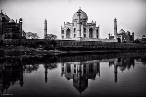 Vật liệu xây dựng chính của lăng Taj Mahal là đá cẩm thạch trắng được đưa tới từ Rajasthan. Vật liệu xây dựng chính của lăng Taj Mahal là đá cẩm thạch trắng được đưa tới từ Rajasthan.