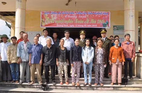 Đại diện Báo CAND, Công an tỉnh Quảng Nam trao quà “Tết vì người nghèo” tại xã biển bãi ngang Tam Giang.