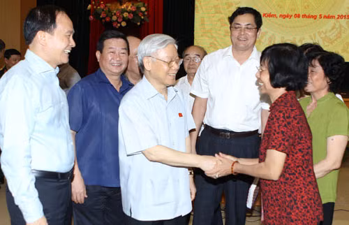 Tổng Bí thư Nguyễn Phú Trọng với cử tri quận Hoàn Kiếm. Ảnh: TTXVN..