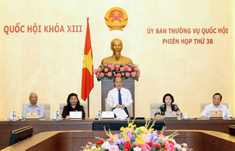Chủ tịch Quốc hội Nguyễn Sinh Hùng dự và phát biểu khai mạc Phiên họp thứ 38 của Ủy ban Thường vụ Quốc hội. Ảnh: TTXVN.