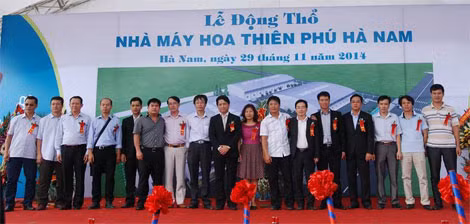 Các dược sỹ chúc mừng dược sỹ Lê Trung Nam, Giám đốc Công ty Dược phẩm Hoa Thiên Phú.