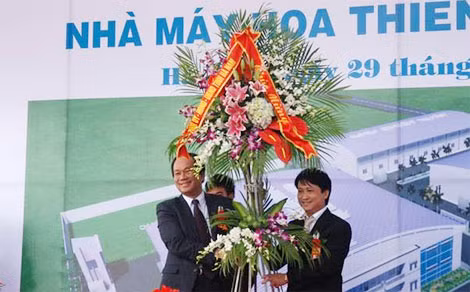 Ông Mai Tiến Dũng, Bí thư Tỉnh uỷ tỉnh Hà Nam chúc mừng công ty Dược phẩm Hoa Thiên Phú.