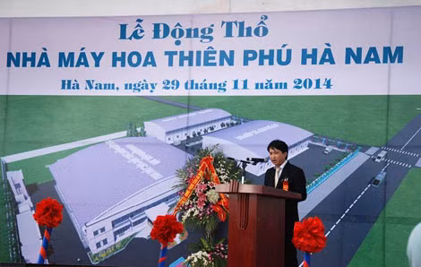 Ông Lê Trung Nam, Giám đốc Công ty Dược phẩm Hoa Thiên Phú phát biểu giới thiệu về nhà máy Hoa Thiên Phú Hà Nam và kế hoạch sản xuất phẩm thực phẩm chức năng, chiết xuất dược liệu và hướng đến sản xuất thuốc chữa bệnh của công ty.