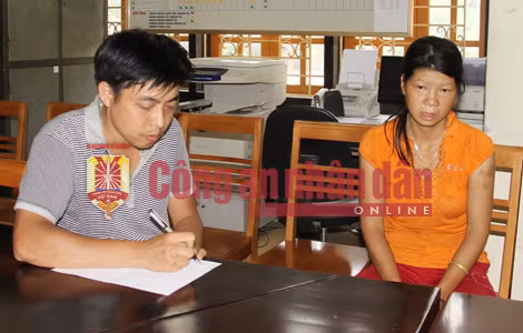 Điều tra viên đang lấy lời khai Nguyễn Thị Hán. Điều tra viên đang lấy lời khai Nguyễn Thị Hán.